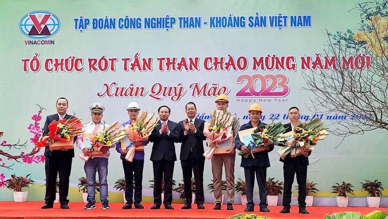 Xuất tấn than đầu tiên của năm mới Quý Mão 2023 ảnh 1