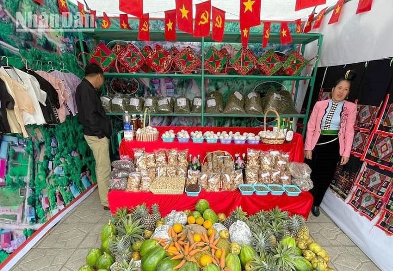 Lễ hội đua thuyền truyền thống trên sông Đà ảnh 5