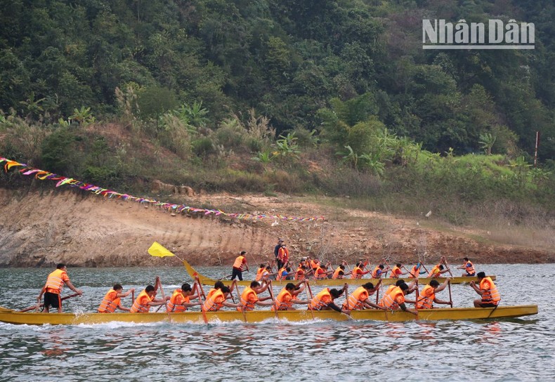 Lễ hội đua thuyền truyền thống trên sông Đà ảnh 4