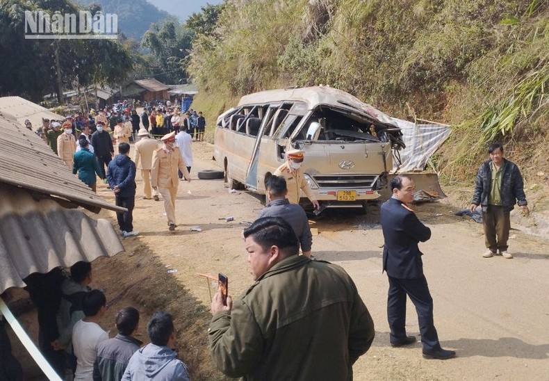 Lật xe khách ở Sơn La, ít nhất 3 người tử vong, nhiều người bị thương nặng ảnh 1