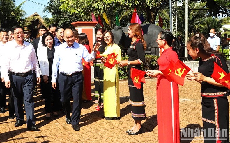 Chủ tịch nước thăm, tặng quà hộ nghèo, học sinh dân tộc nội trú tỉnh Đắk Lắk ảnh 1