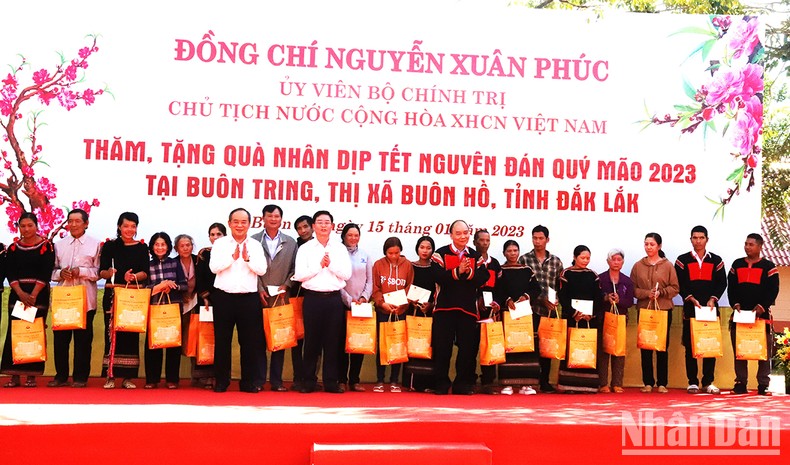Chủ tịch nước thăm, tặng quà hộ nghèo, học sinh dân tộc nội trú tỉnh Đắk Lắk ảnh 2
