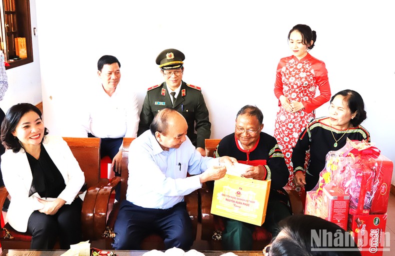 Chủ tịch nước thăm, tặng quà hộ nghèo, học sinh dân tộc nội trú tỉnh Đắk Lắk ảnh 4