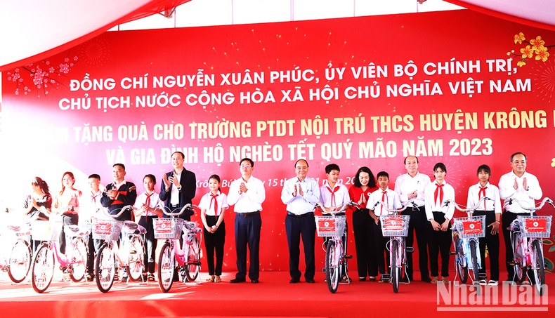 Chủ tịch nước thăm, tặng quà hộ nghèo, học sinh dân tộc nội trú tỉnh Đắk Lắk ảnh 3