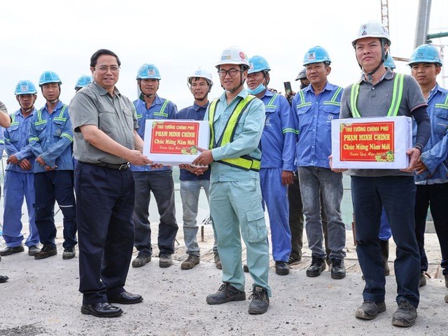 Thủ tướng Phạm Minh Chính thị sát các dự án giao thông trọng điểm ở đồng bằng sông Cửu Long ảnh 2