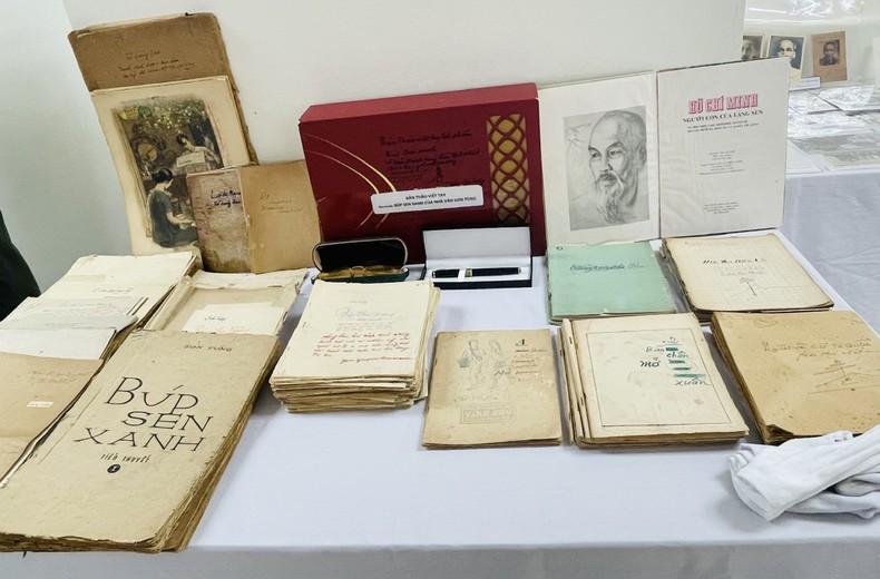 Tiếp nhận tài liệu về Chủ tịch Hồ Chí Minh từ gia đình nhà văn Sơn Tùng ảnh 3