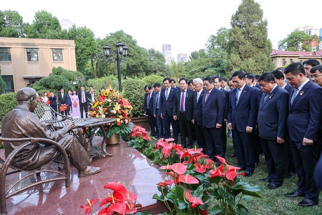 Thủ tướng Phạm Minh Chính thăm, nói chuyện với bà con cộng đồng người Việt Nam tại Trung Quốc ảnh 1
