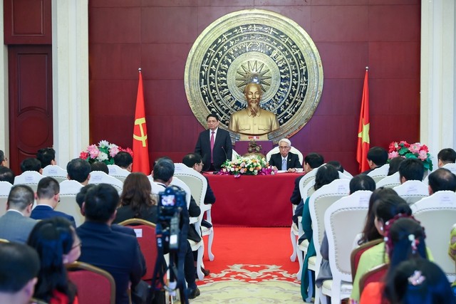 Thủ tướng Phạm Minh Chính thăm, nói chuyện với bà con cộng đồng người Việt Nam tại Trung Quốc ảnh 2
