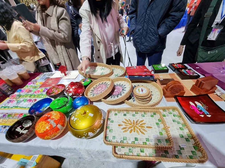 Đại sứ quán Việt Nam tại Mông Cổ tham gia Hội chợ từ thiện quốc tế 2023 ảnh 2