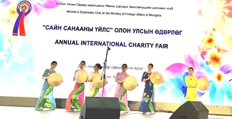 Đại sứ quán Việt Nam tại Mông Cổ tham gia Hội chợ từ thiện quốc tế 2023 ảnh 3