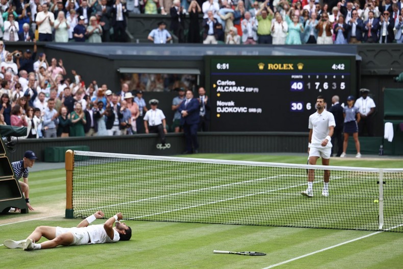 Đánh bại Djokovic, Carlos Alcaraz vô địch Wimbledon lần đầu tiên ảnh 2