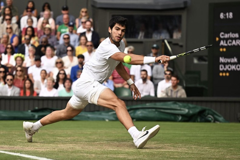 Đánh bại Djokovic, Carlos Alcaraz vô địch Wimbledon lần đầu tiên ảnh 1