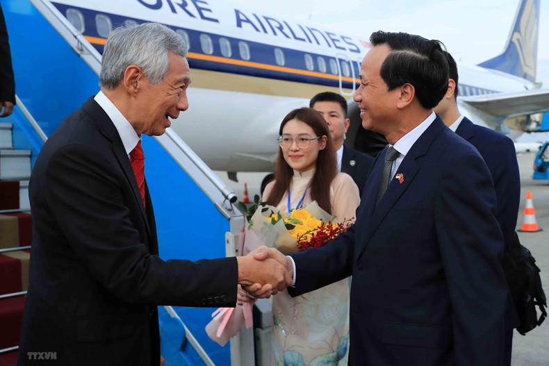 Thủ tướng Singapore đến Hà Nội, bắt đầu thăm chính thức Việt Nam ảnh 1