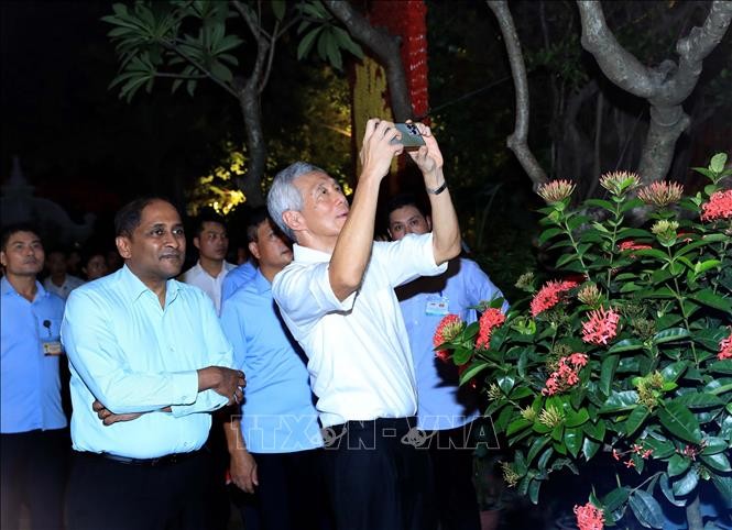 Thủ tướng Singapore thưởng thức ẩm thực, đi dạo tại khu vực Hồ Hoàn Kiếm ảnh 2