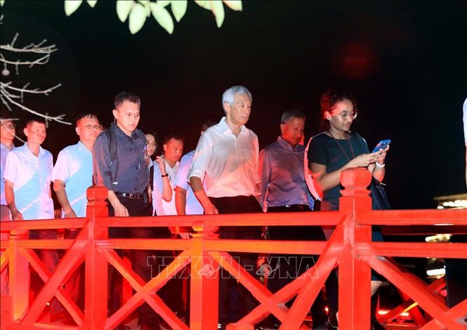 Thủ tướng Singapore thưởng thức ẩm thực, đi dạo tại khu vực Hồ Hoàn Kiếm ảnh 1