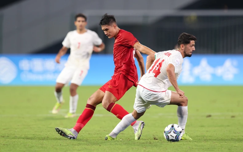 ASIAD 19: Olympic Việt Nam thua đậm Iran 0-4 ảnh 1