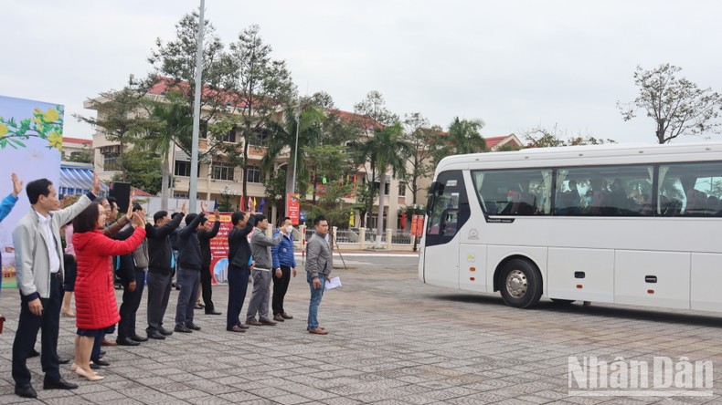 Ấm lòng “chuyến xe công đoàn” đưa công nhân lao động về quê đón Tết ảnh 2