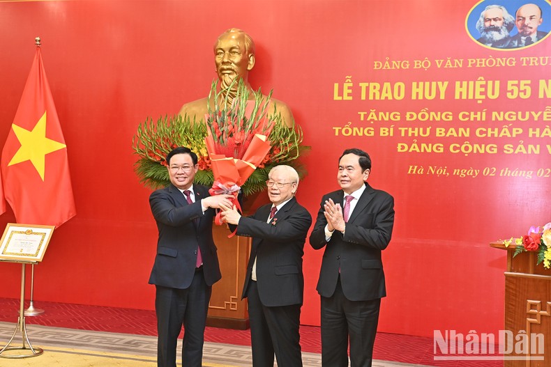 Tổng Bí thư Nguyễn Phú Trọng nhận Huy hiệu 55 năm tuổi Đảng ảnh 2
