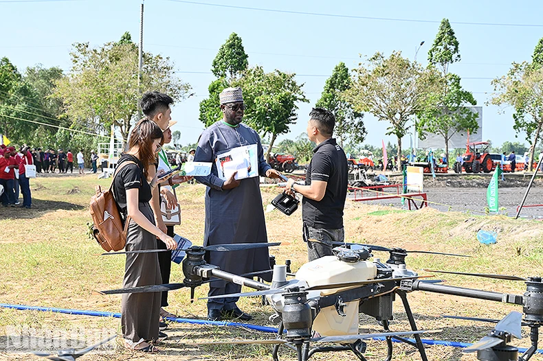 Đại biểu Festival ngành lúa gạo hào hứng với màn trình diễn thiết bị bay không người lái phục vụ nông nghiệp ảnh 1