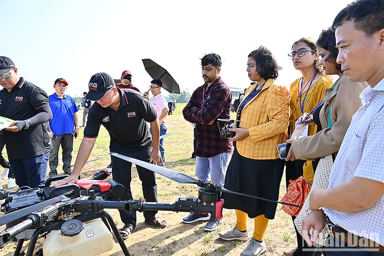 Đại biểu Festival ngành lúa gạo hào hứng với màn trình diễn thiết bị bay không người lái phục vụ nông nghiệp ảnh 5