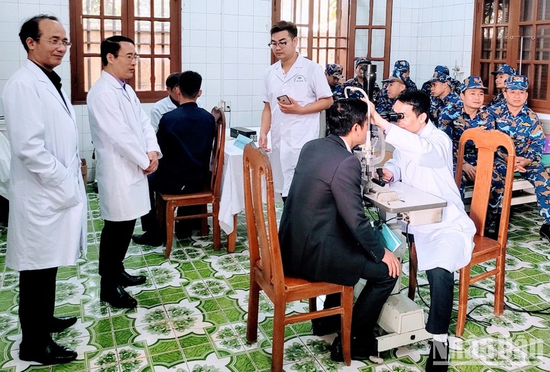Khám mắt, cấp thuốc miễn phí cho quân và dân huyện đảo Bạch Long Vĩ ảnh 2
