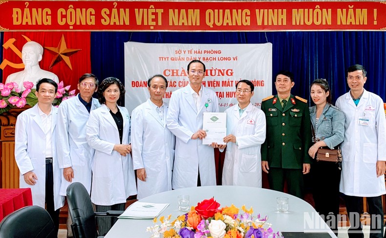 Khám mắt, cấp thuốc miễn phí cho quân và dân huyện đảo Bạch Long Vĩ ảnh 1
