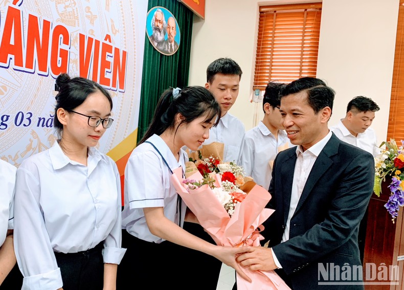 Nhấn vào ảnh để phóng to Trường THPT chuyên Trần Phú kết nạp 12 học sinh ưu tú vào Đảng ảnh 1
