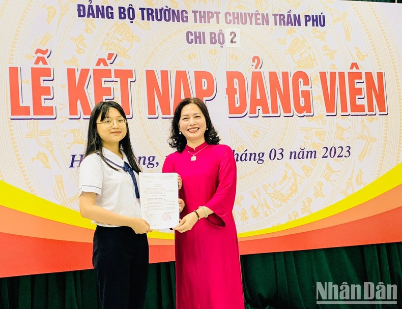 Nhấn vào ảnh để phóng to Trường THPT chuyên Trần Phú kết nạp 12 học sinh ưu tú vào Đảng ảnh 2