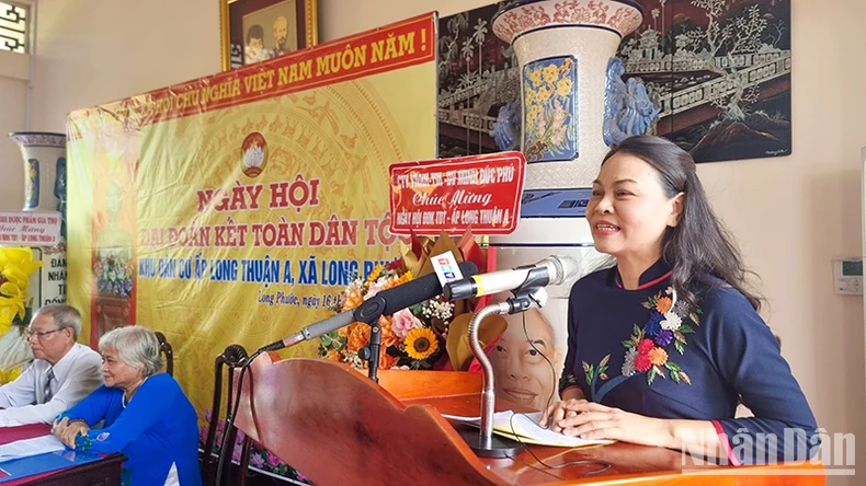 Phó Chủ tịch Ủy ban Mặt trận tổ quốc Việt Nam Nguyễn Thị Thu Hà dự Ngày hội đại đoàn kết tại Vĩnh Long ảnh 2