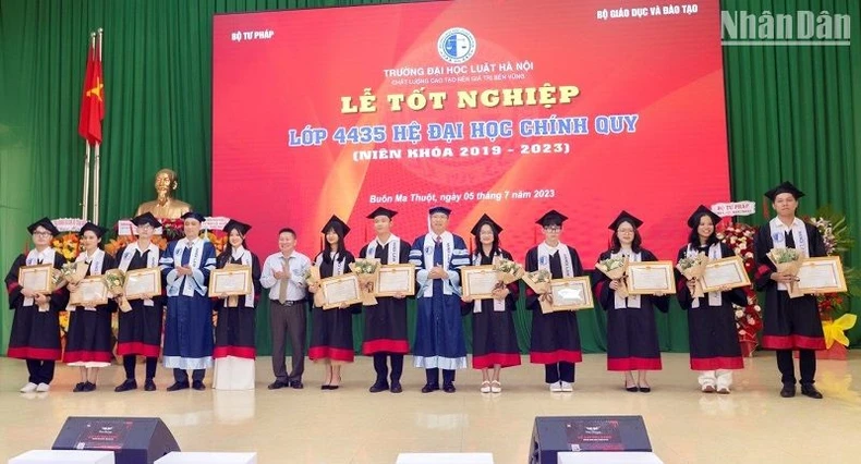 51 tân cử nhân luật đầu tiên được đào tạo tại Đắk Lắk ảnh 2