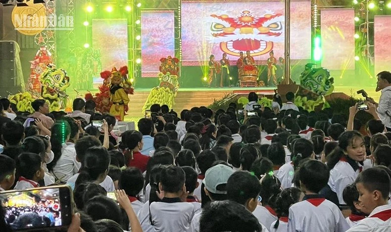 Phó Chủ tịch nước Võ Thị Ánh Xuân dự Đêm hội Trăng rằm tại Đắk Lắk ảnh 4
