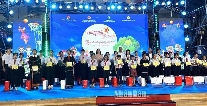 Phó Chủ tịch nước Võ Thị Ánh Xuân dự Đêm hội Trăng rằm tại Đắk Lắk ảnh 8