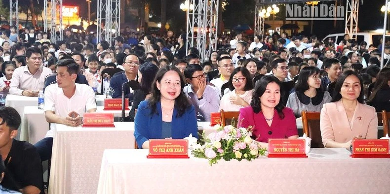 Phó Chủ tịch nước Võ Thị Ánh Xuân dự Đêm hội Trăng rằm tại Đắk Lắk ảnh 1