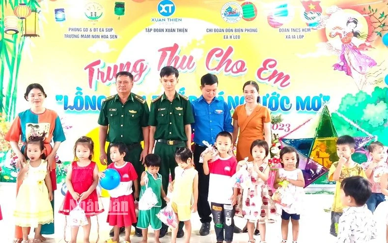Trao tặng hơn 2.000 suất quà Trung thu cho các cháu thiếu niên, nhi đồng khu vực biên giới tỉnh Đắk Lắk ảnh 1