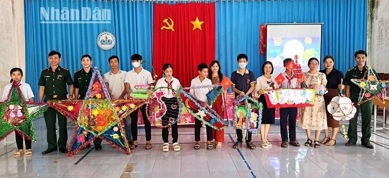 Trao tặng hơn 2.000 suất quà Trung thu cho các cháu thiếu niên, nhi đồng khu vực biên giới tỉnh Đắk Lắk ảnh 2
