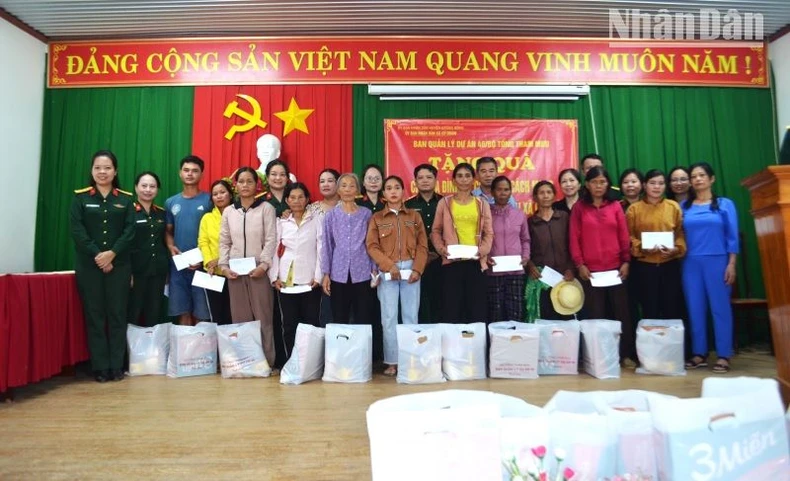Trao 150 suất quà tặng các gia đình có công với cách mạng và hộ nghèo tỉnh Đắk Lắk ảnh 2