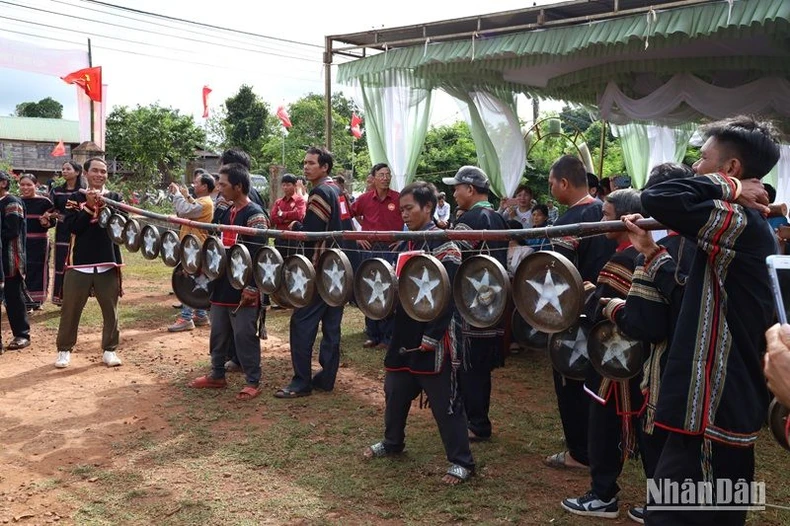 Bí thư Tỉnh ủy Đắk Lắk Nguyễn Đình Trung dự Ngày hội Đại đoàn kết tại buôn Kri ảnh 1