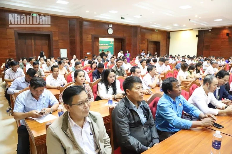Lãnh đạo Ủy ban nhân dân tỉnh Đắk Lắk đối thoại với nông dân ảnh 5
