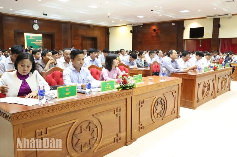 Lãnh đạo Ủy ban nhân dân tỉnh Đắk Lắk đối thoại với nông dân ảnh 1