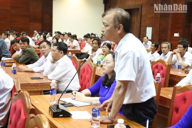 Lãnh đạo Ủy ban nhân dân tỉnh Đắk Lắk đối thoại với nông dân ảnh 3