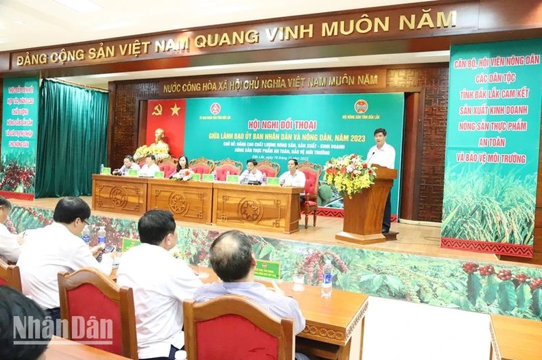 Lãnh đạo Ủy ban nhân dân tỉnh Đắk Lắk đối thoại với nông dân ảnh 4