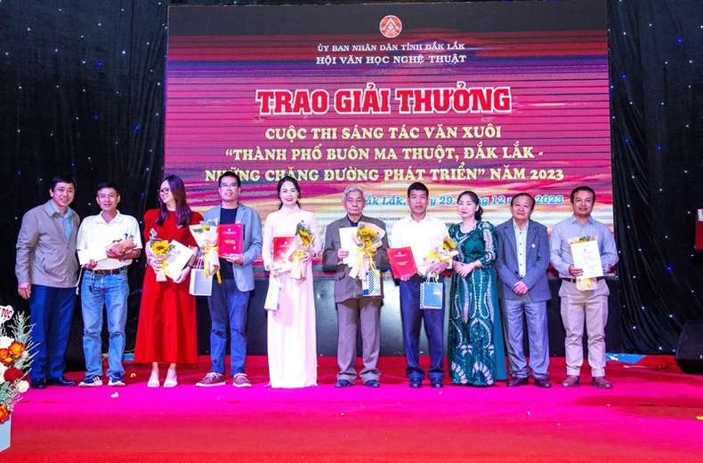 Trao giải Cuộc thi sáng tác văn xuôi chủ đề “Thành phố Buôn Ma Thuột, Đắk Lắk - Những chặng đường phát triển” ảnh 2