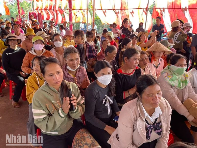 Báo Tiền Phong và Tập đoàn TNG trao tặng nhà cộng đồng cho buôn đồng bào dân tộc thiểu số ở Đắk Lắk ảnh 3