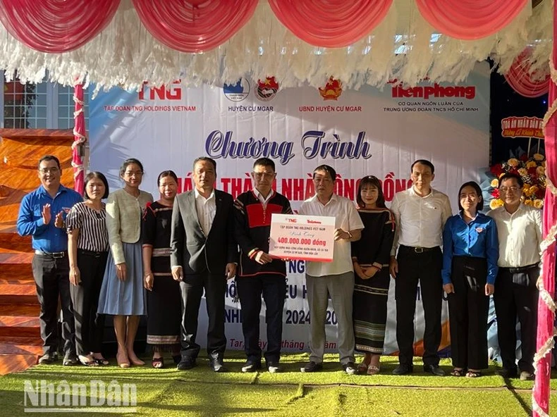 Báo Tiền Phong và Tập đoàn TNG trao tặng nhà cộng đồng cho buôn đồng bào dân tộc thiểu số ở Đắk Lắk ảnh 1