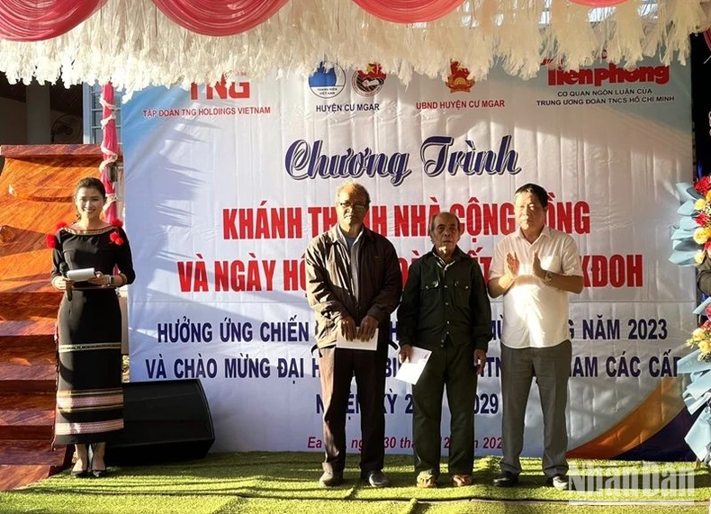 Báo Tiền Phong và Tập đoàn TNG trao tặng nhà cộng đồng cho buôn đồng bào dân tộc thiểu số ở Đắk Lắk ảnh 6