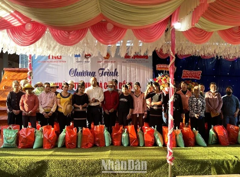 Báo Tiền Phong và Tập đoàn TNG trao tặng nhà cộng đồng cho buôn đồng bào dân tộc thiểu số ở Đắk Lắk ảnh 5