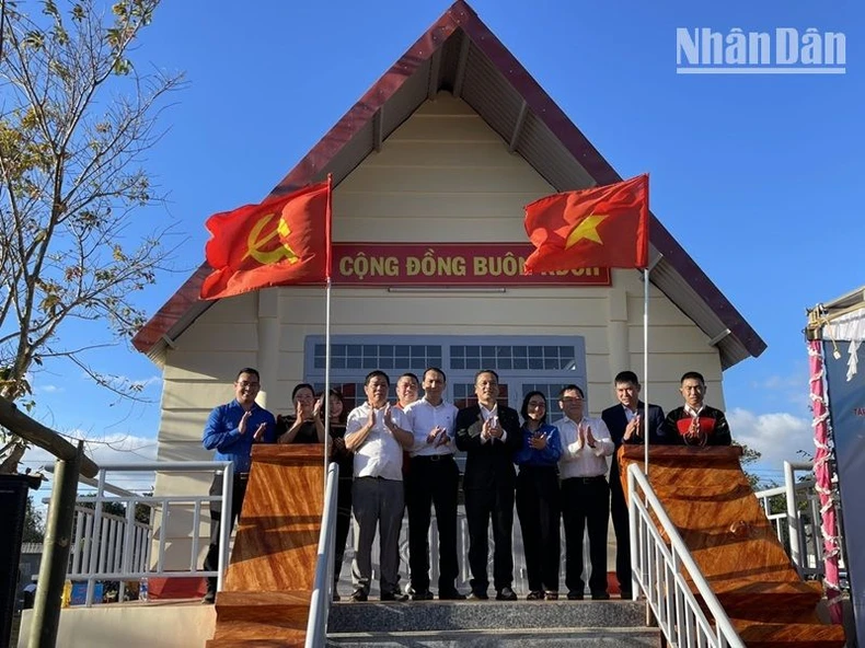 Báo Tiền Phong và Tập đoàn TNG trao tặng nhà cộng đồng cho buôn đồng bào dân tộc thiểu số ở Đắk Lắk ảnh 2