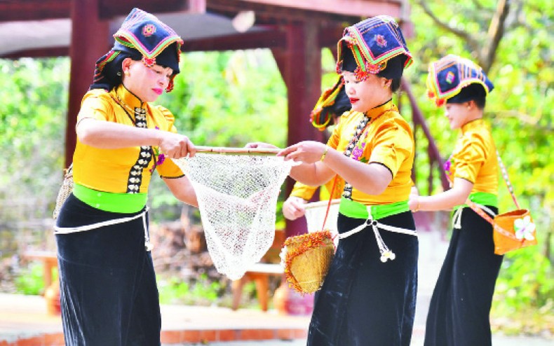 Đắm say điệu xòe của phụ nữ dân tộc Thái ảnh 2