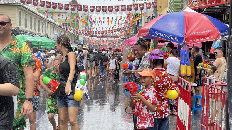 Tưng bừng không khí Tết Songkran tại Thái Lan ảnh 10