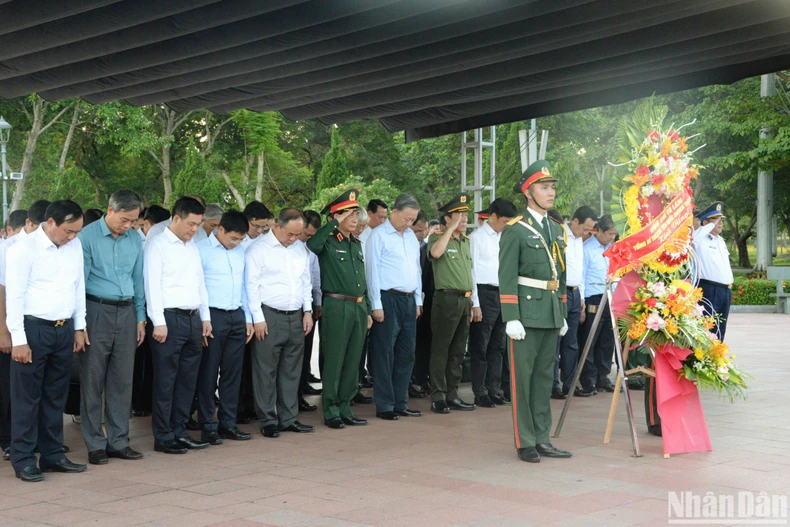 Tổng Bí thư, Chủ tịch nước Tô Lâm dâng hương tưởng nhớ các Anh hùng liệt sĩ và Tổng Bí thư Lê Duẩn tại Quảng Trị ảnh 1